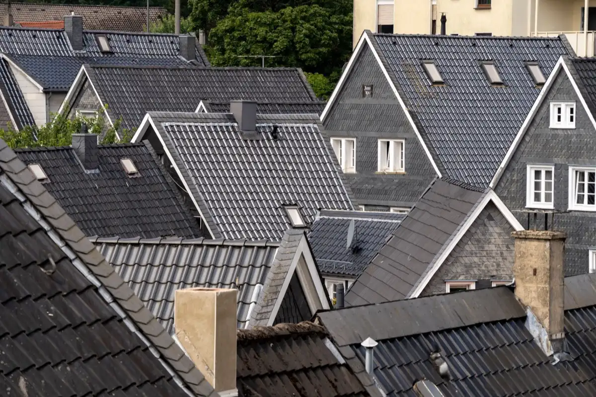 Steep roof eaves and gutter lines on houses in Hollywood, FL
